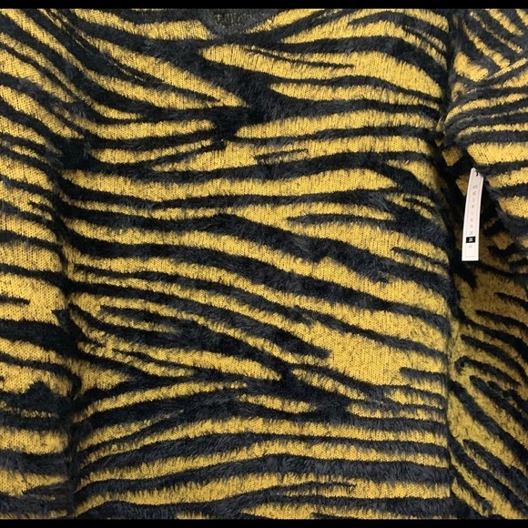 LEITH Fuzzy Animal Tiger Stripe V-Neck Cropped - Picture 3 of 7